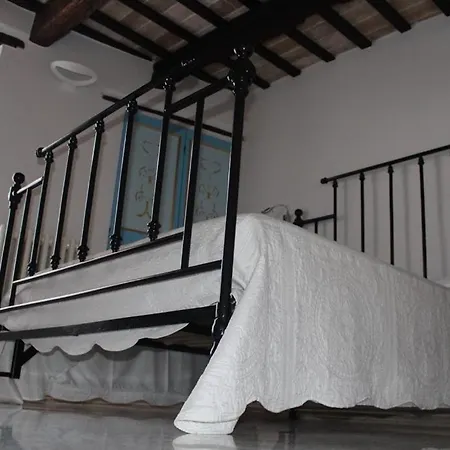 Alojamento de Acomodação e Pequeno-almoço Porta Santa Lucia - *